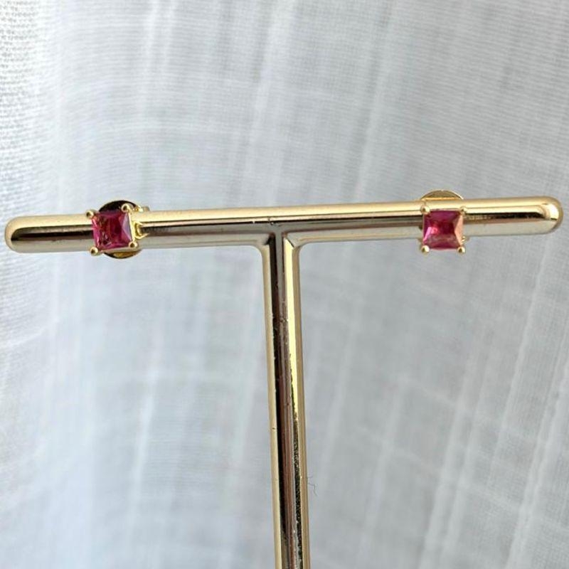 Brinco Ponto de Luz Rubi Caixa Quadrada