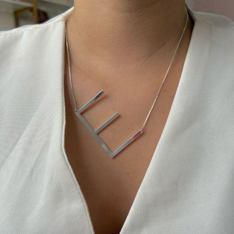 Colar Letra Grande E