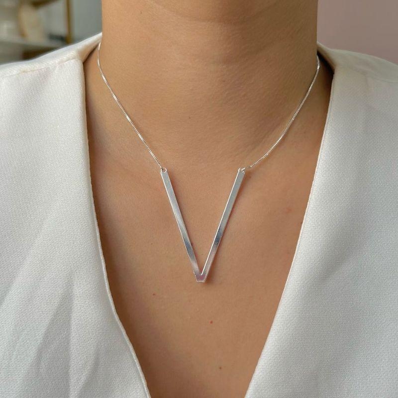 Colar Letra Grande V