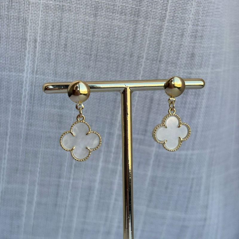 Brinco  Trevo Madrepérola