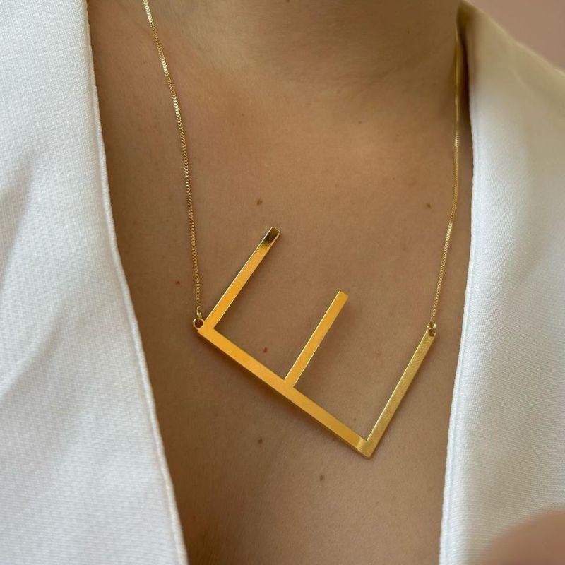 Colar Letra Grande E